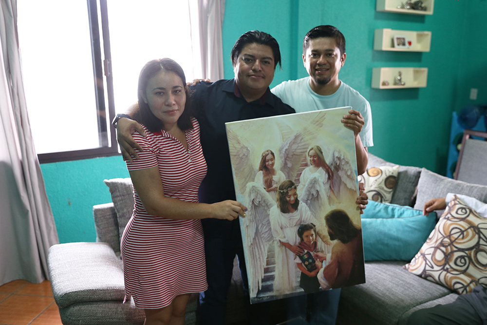 Artista lleva esperanza a una familia adventista de duelo en Chiapas,  México | Unión Venezolana Occidental